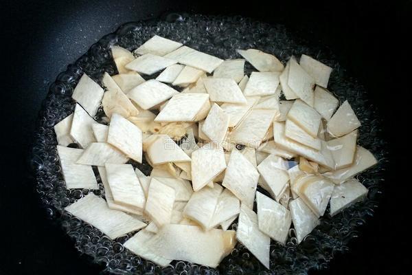 杏鲍菇胡箩卜炒肉的做法图解3