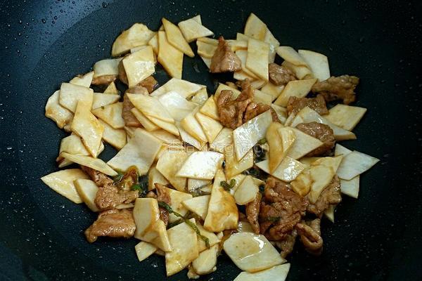 杏鲍菇胡箩卜炒肉的做法图解6