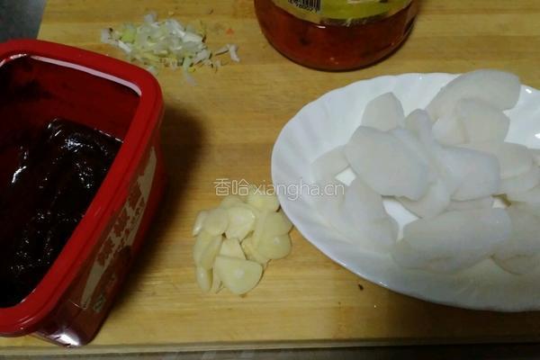 炒辣年糕的做法图解1