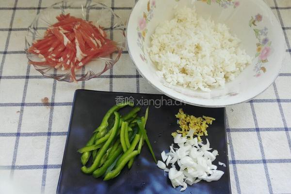 青椒肉丝炒饭的做法图解1