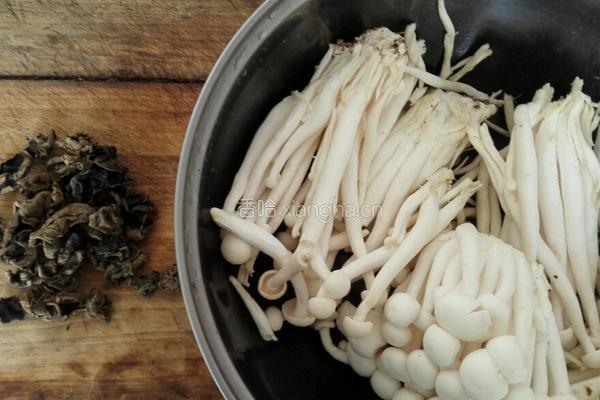 蟹味菇炒黑木耳的做法图解1