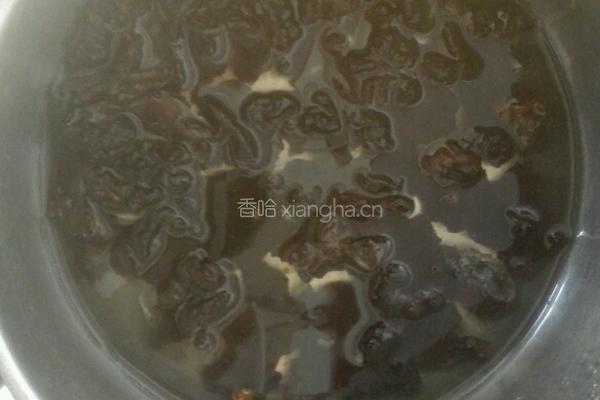 蟹味菇炒黑木耳的做法图解3