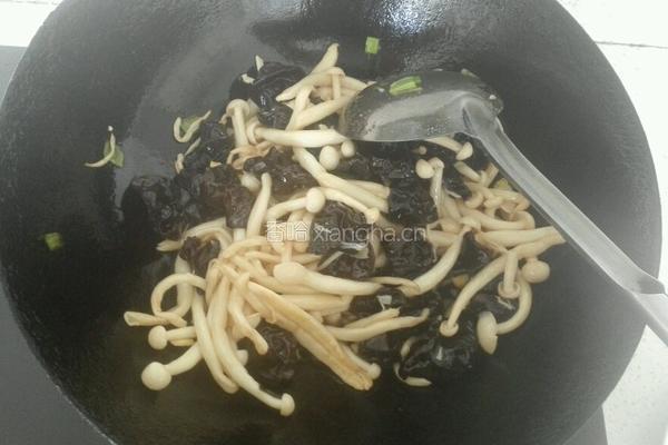 蟹味菇炒黑木耳的做法图解6