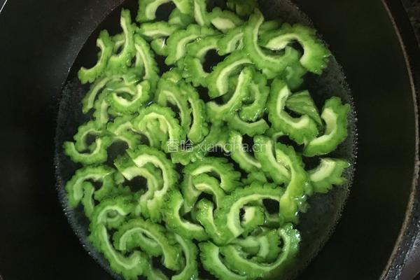 苦瓜炒五花肉的做法图解3