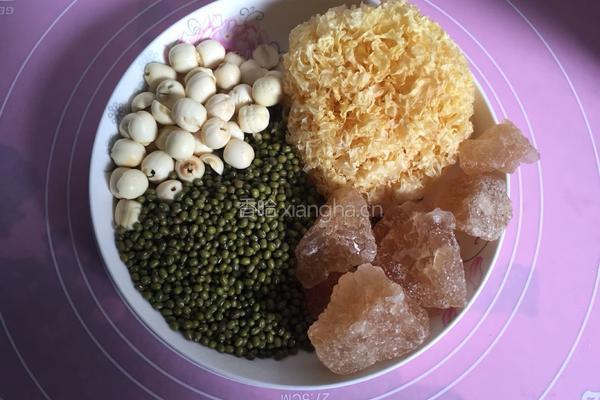 银耳莲子绿豆汤的做法图解1