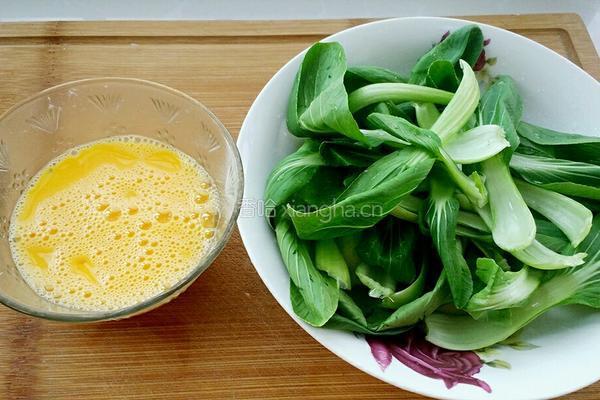 青菜炒鸡蛋的做法图解1
