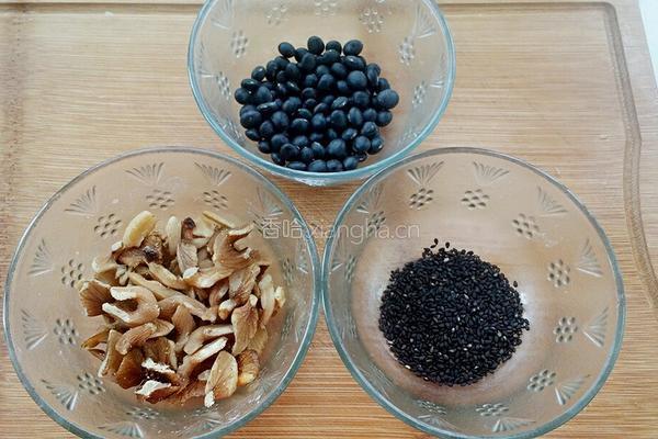 黑芝麻核桃黑豆糊的做法图解1