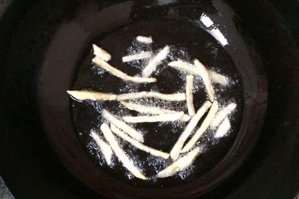 炸土豆条的做法图解7