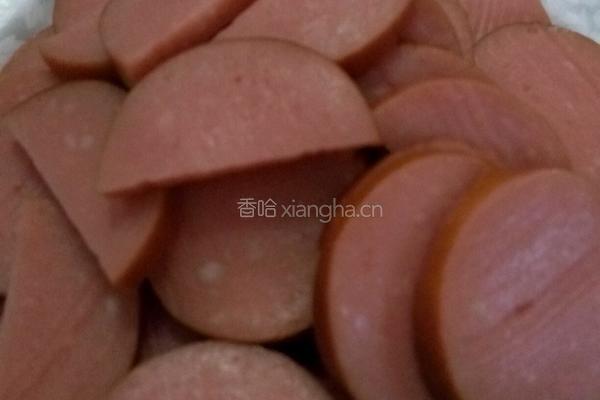 青椒炒红肠的做法图解1