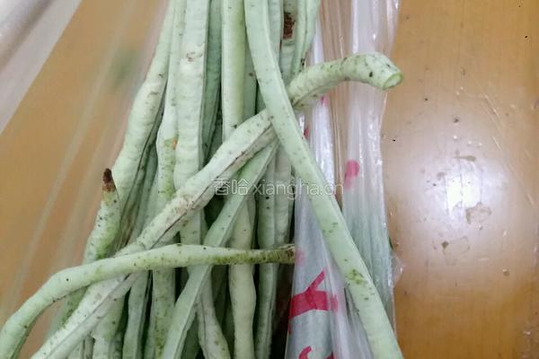 回锅豆角的做法图解2