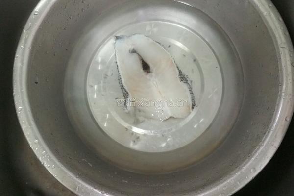 鳕鱼炖豆腐的做法图解1