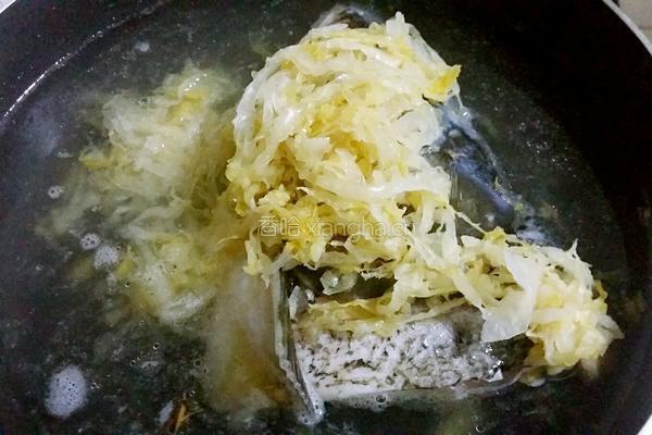酸菜鱼头汤的做法图解4