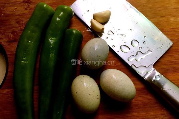 凉拌青椒皮蛋的做法图解1