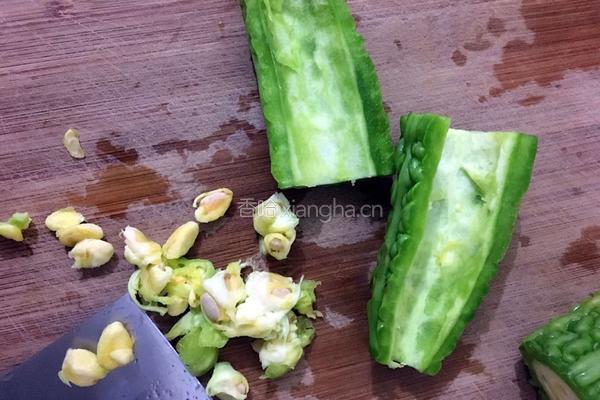 蜂蜜苦瓜的做法图解2