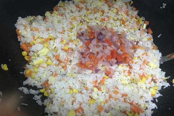 胡萝卜玉米虾仁炒饭的做法图解9