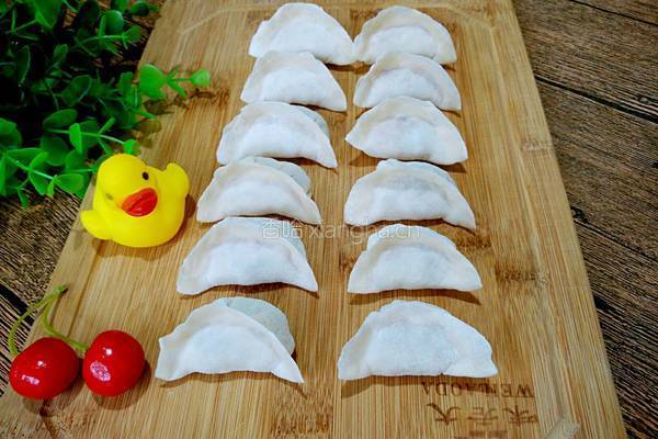 香菇猪肉胡萝卜饺子的做法图解8