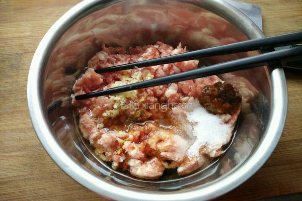 香菇猪肉胡萝卜饺子的做法图解1