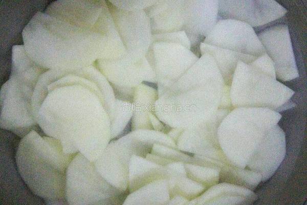 孜盐土豆片的做法图解1