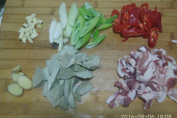 五花肉炒腐干的做法图解1