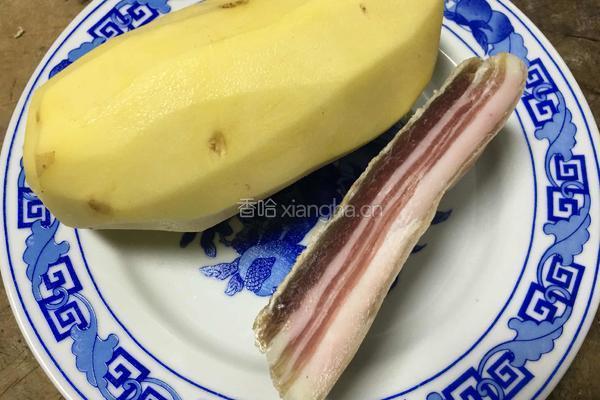 土豆蒸肉的做法图解2