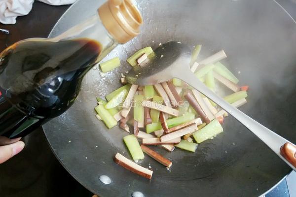 黄瓜炒鸡蛋干的做法图解6