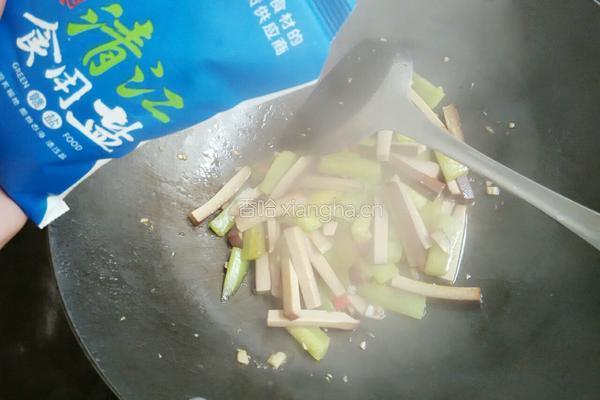 黄瓜炒鸡蛋干的做法图解7
