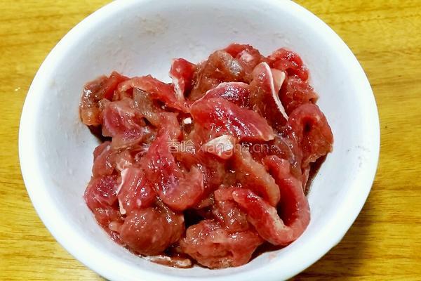 肉丝草菇炒花菜的做法图解1