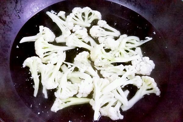 肉丝草菇炒花菜的做法图解3