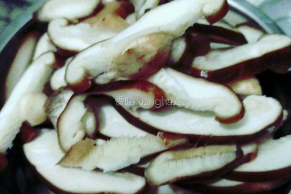 香菇肉丁油麦菜的做法图解3