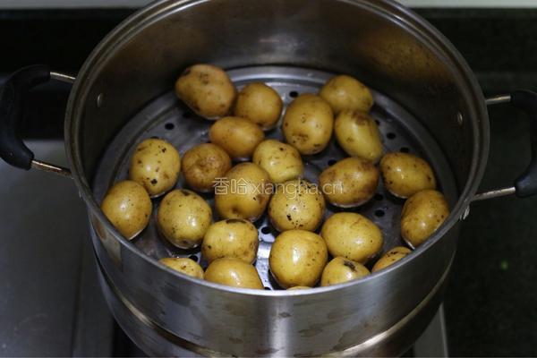 蒜泥酱香小土豆的做法图解2