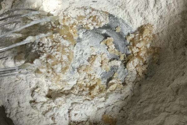 广式蛋黄豆沙月饼的做法图解3