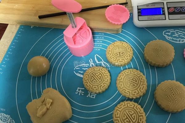广式蛋黄豆沙月饼的做法图解7