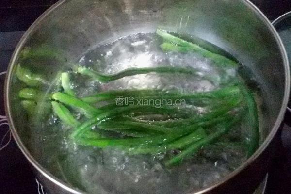 豆角炸酱面的做法图解1