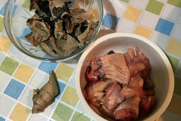 木耳鸡汤的做法图解1