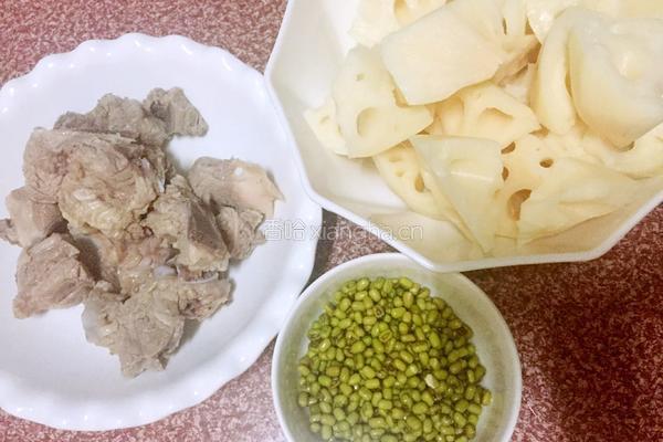 莲藕绿豆排骨汤的做法图解4
