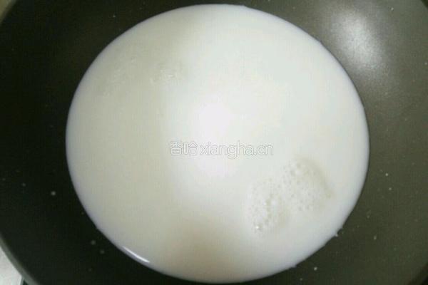 牛奶煮鲜虾鱼板面的做法图解4