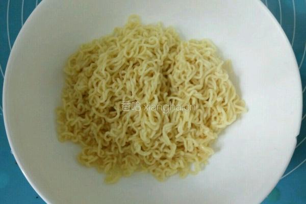 牛奶煮鲜虾鱼板面的做法图解6