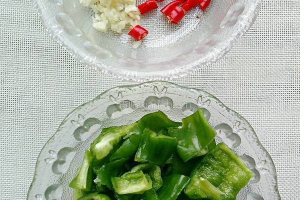 洋葱炒香肠的做法图解3