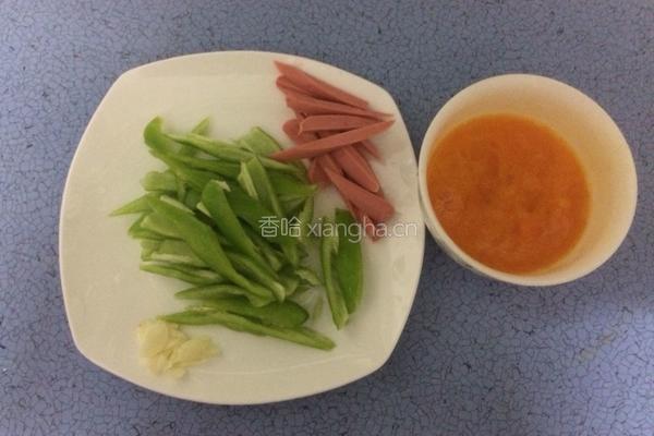 青椒火腿肠炒鸡蛋的做法图解2