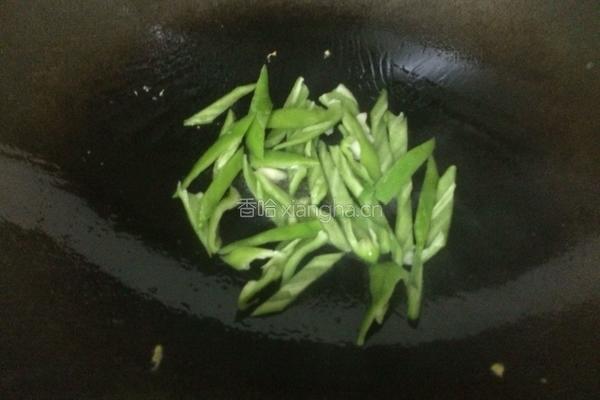 青椒火腿肠炒鸡蛋的做法图解4