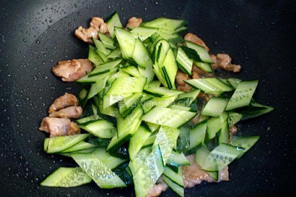 黄瓜炒瘦肉的做法图解4