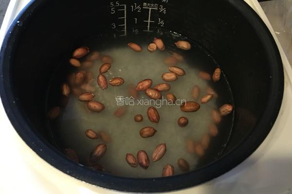 大米花生粥的做法图解2