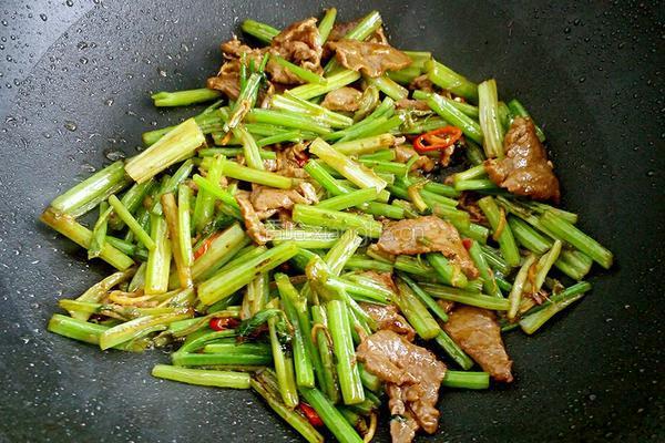 芹菜牛肉的做法图解10