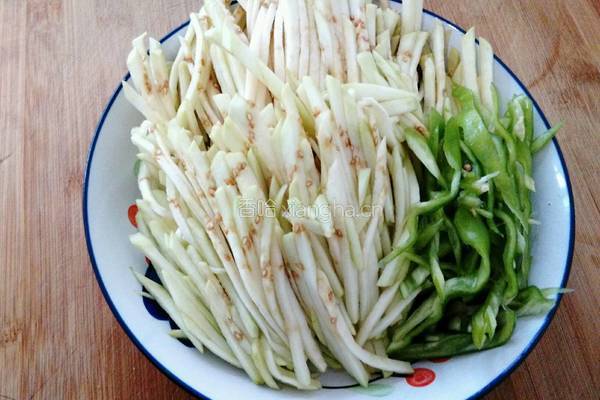 番茄炒茄子的做法图解2