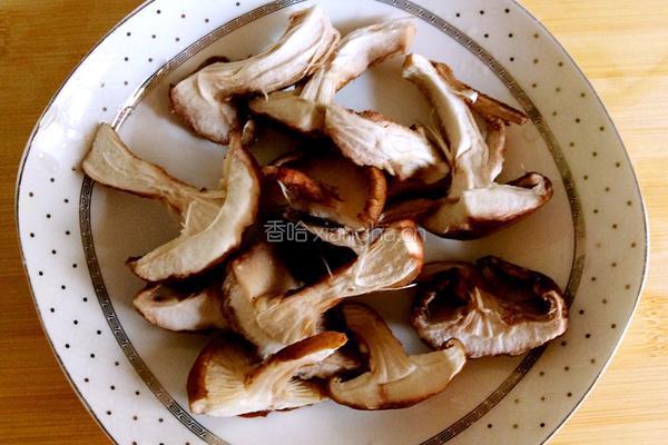 香菇炖小排骨的做法图解1