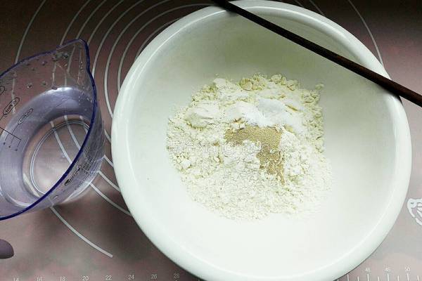 牛肉馅大包子的做法图解3