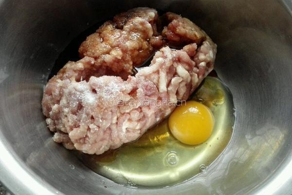洋葱猪肉馅饼的做法图解1
