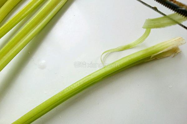 芹菜炒五花肉的做法图解2