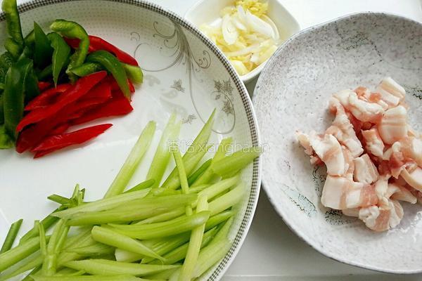 芹菜炒五花肉的做法图解3