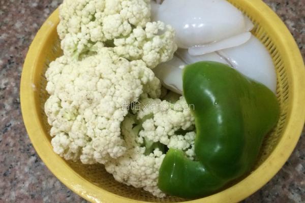 青椒炒菜花的做法图解1
